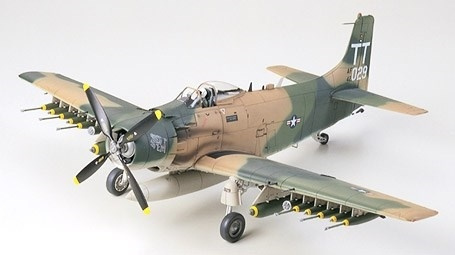 Tamiya 1/48 DOUGLAS A-1J SKYRAIDER i gruppen SPORT, FRITID & HOBBY / Hobby / Plastik modeller / Fly & Helikoptere hos TP E-commerce Nordic AB (A06228)