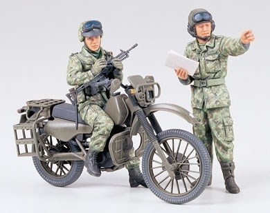 Tamiya 1/35 JGSDF Motorcycle Recon. Set i gruppen SPORT, FRITID & HOBBY / Hobby / Plastik modeller / Militære køretøjer (land) hos TP E-commerce Nordic AB (A06570)