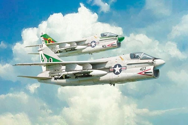 ITALERI 1:72 A-7E Corsair II i gruppen SPORT, FRITID & HOBBY / Hobby / Plastik modeller / Fly & Helikoptere hos TP E-commerce Nordic AB (A07201)