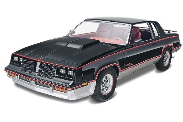 Revell 1983 Hurst Oldsmobile i gruppen SPORT, FRITID & HOBBY / Hobby / Plastik modeller / Biler hos TP E-commerce Nordic AB (A07980)