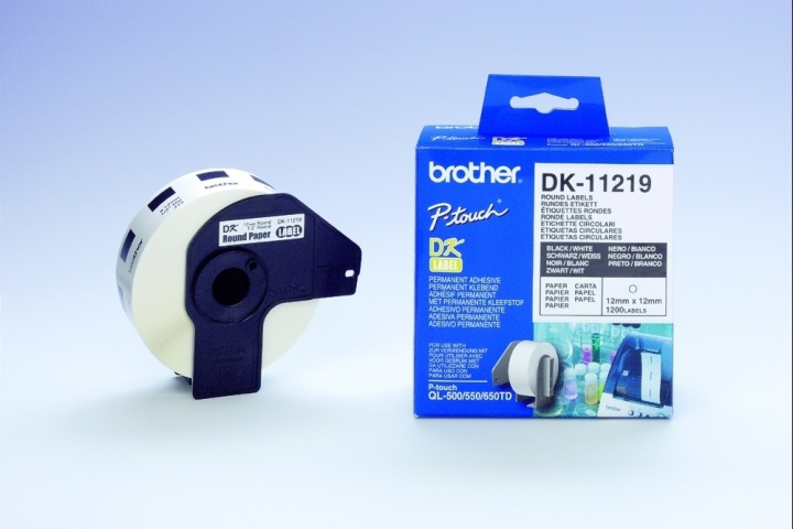 Brother DK-11219 Round Labels Vit i gruppen COMPUTERTILBEHØR / Printere og tilbehør / Printere / Labelmaskiner og tilbehør / Etiketter hos TP E-commerce Nordic AB (A15968)