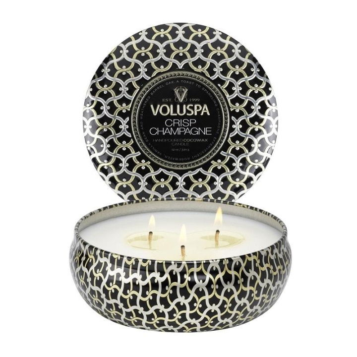 Voluspa 3-Wick Candle Decorative Tin Crisp Champagne 340g i gruppen SKØNHED & HELSE / Duft & Parfume / Øvrig duft / Duftlys hos TP E-commerce Nordic AB (C00659)