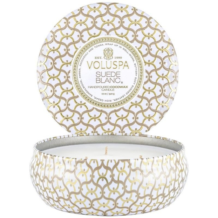 Voluspa 3-Wick Candle Decorative Tin Suede Blanc 340g i gruppen SKØNHED & HELSE / Duft & Parfume / Øvrig duft / Duftlys hos TP E-commerce Nordic AB (C00660)