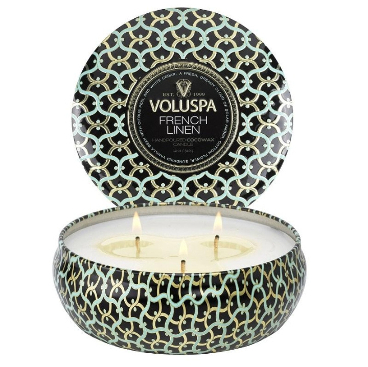 Voluspa 3-Wick Candle Decorative Tin French Linen 340g i gruppen SKØNHED & HELSE / Duft & Parfume / Øvrig duft / Duftlys hos TP E-commerce Nordic AB (C00661)