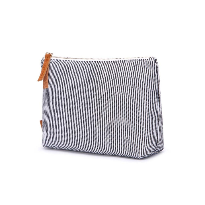 Kungsbacka Beauty Bag Frida Top medium Black and White Stripe i gruppen HJEM, HUS & HAVE / Badværelse / Toilettasker hos TP E-commerce Nordic AB (C79337)