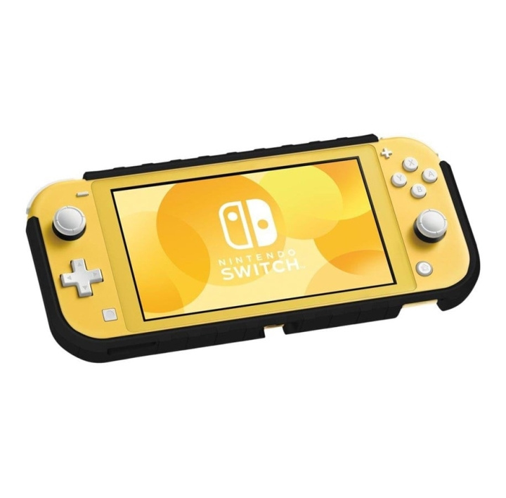 Hori Switch Lite Hybrid System Armor - Pokémon Pikachu Black & Gold i gruppen HJEMMEELEKTRONIK / Spilkonsoller og tilbehør / Nintendo Switch Lite hos TP E-commerce Nordic AB (C84633)