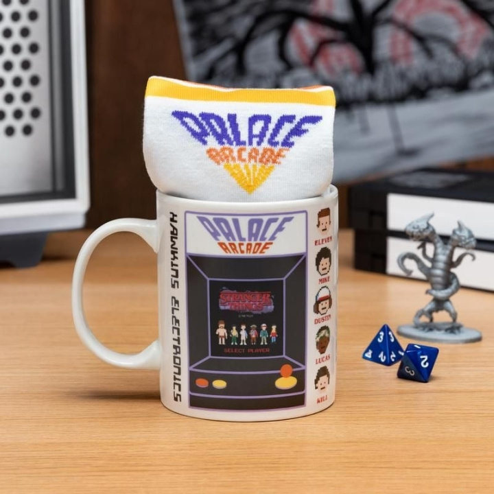 Paladone Stranger Things krus og sokker i gruppen SPORT, FRITID & HOBBY / Sjove gadgets / Krus hos TP E-commerce Nordic AB (C85497)