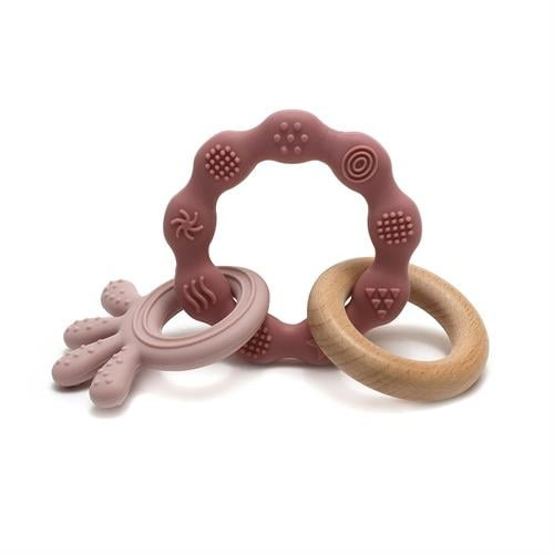 Magni Bidering armbånd Blæksprutte og trævedhæng - Dusty rose (5566) i gruppen LEGETØJ, BØRN & BABY / Babyleg (0-3 år) / Aktivitetslegetøj hos TP E-commerce Nordic AB (C94327)