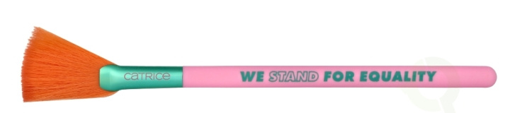 Catrice Who I Am Highlighter Brush 1 piece C01 We Stand For Equality i gruppen SKØNHED & HELSE / Makeup / Værktøj & Makeup sæt / Børster og pensler hos TP E-commerce Nordic AB (D05857)