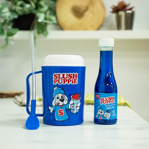 Fizz Creations SLUSH PUPPiE-sæt med kop og original blåbærsirup - blå i gruppen SPORT, FRITID & HOBBY / Sjove gadgets / Smarte løsninger hos TP E-commerce Nordic AB (D14077)